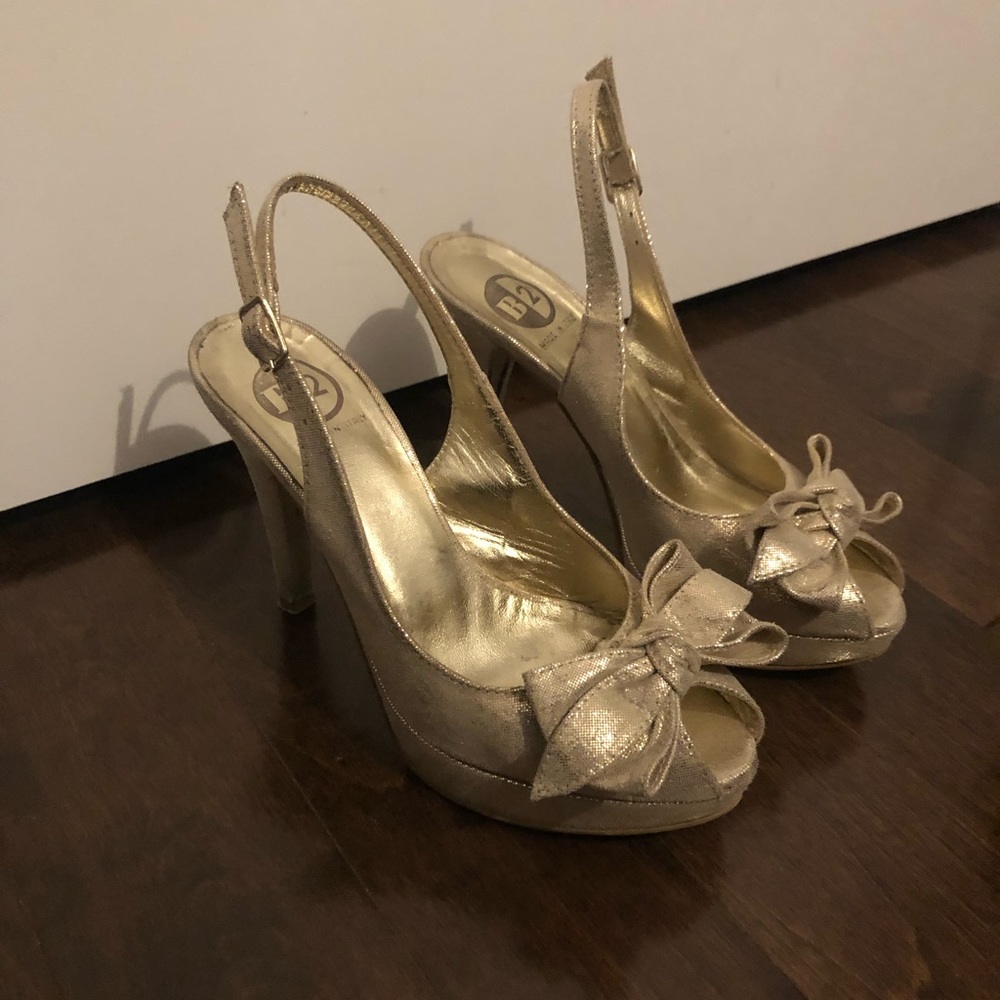 Gold peep-toe heels with bow
